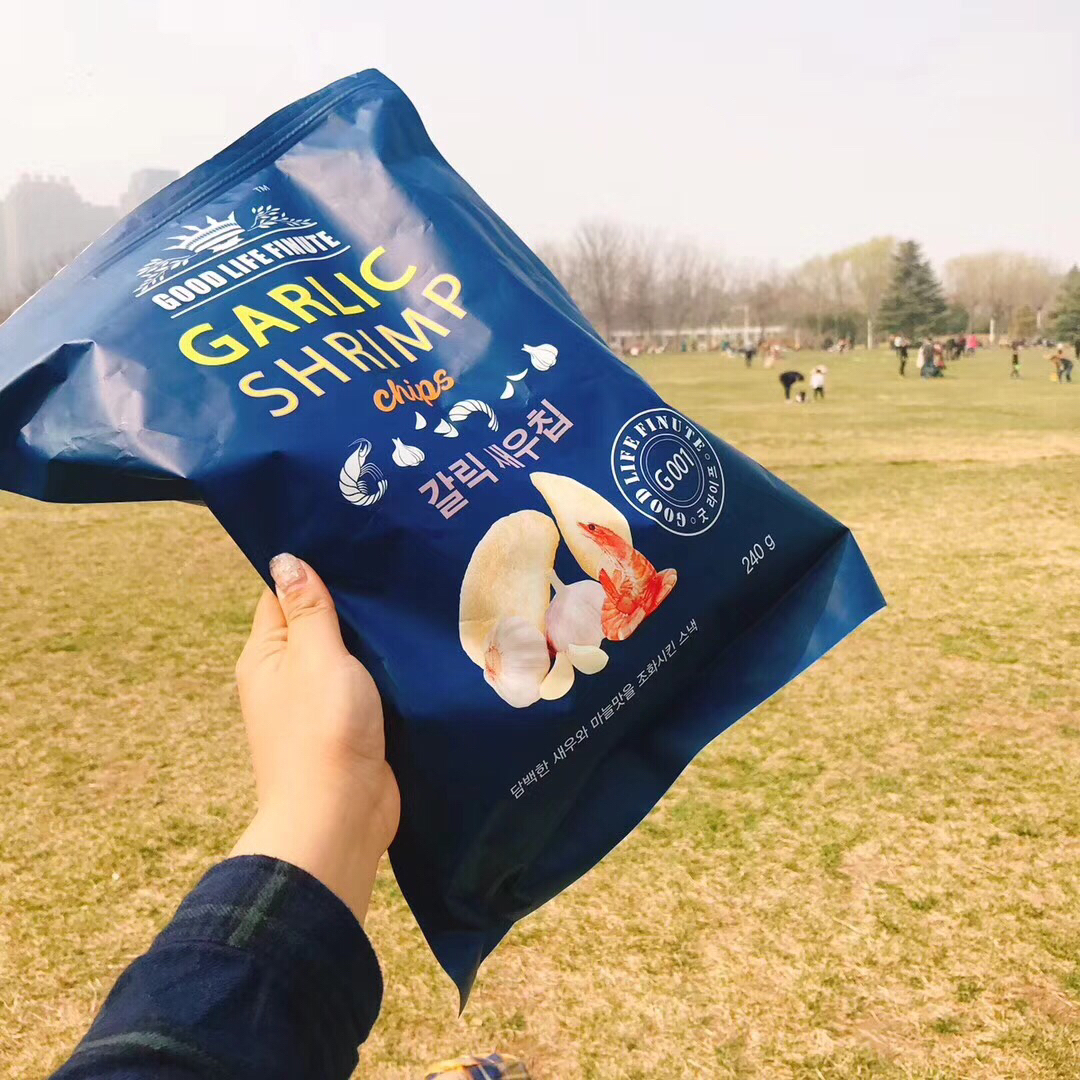 【网红大虾片】超级拉风的巨无霸虾片 好吃就要吃个够的蒜味大虾片🍤秒杀掉国内所有虾片 看到实物你们就知道值不值了[得意]超大包装🙋带自封条方便封存一次吃过瘾