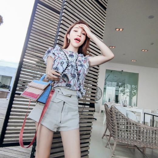 【服饰】。海报款 纯棉质铆钉装饰荷叶边印花无袖背心上衣 商品图1