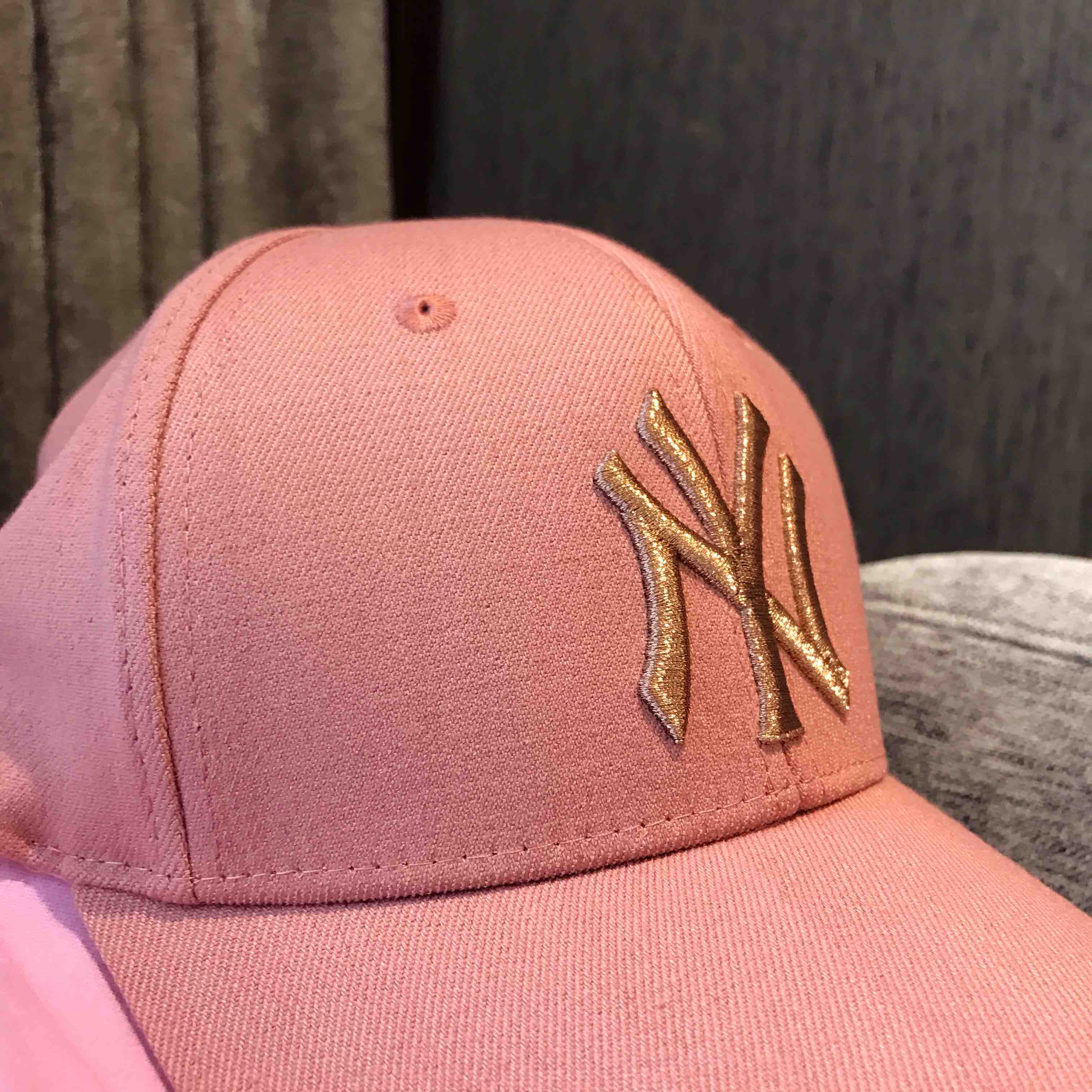 现货,正品mlb～店主裂墙推荐!烈日骄阳～精美显肤白烟粉色刺绣棒球帽