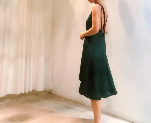 Atelier Miss Lu/ Vanessa-墨绿交叉露背吊带裙 商品图1