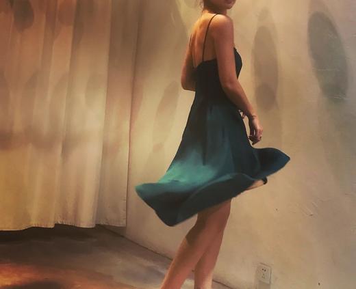 Atelier Miss Lu/ Sigrid- 墨绿拼接不对称吊带裙 商品图3