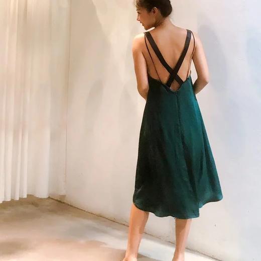 Atelier Miss Lu/ Vanessa-墨绿交叉露背吊带裙 商品图2