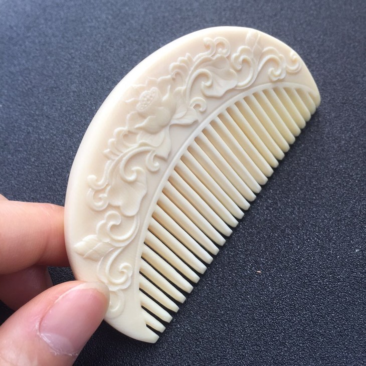 料子水润,完美细腻,雕工精致,象牙至阳之物,梳子梳头具有舒经活血,更