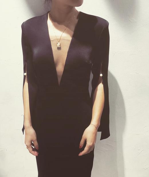 Atelier Miss Lu / Wallis-黑色水袖深V连身裙 商品图2