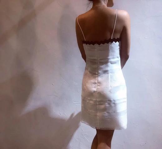 Atelier Miss Lu/ Mable-白色透视感波浪边吊带裙 商品图2