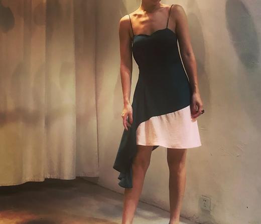 Atelier Miss Lu/ Sigrid- 墨绿拼接不对称吊带裙 商品图0