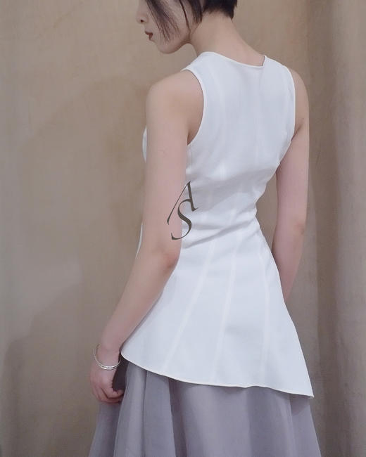 deepmoss石膏白螺旋剪裁背心