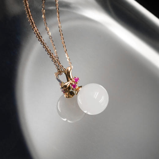 18K玫瑰金和田玉（白玉）镶红宝玉珠吊坠--花香蝶舞 /玉珠10mm 商品图3