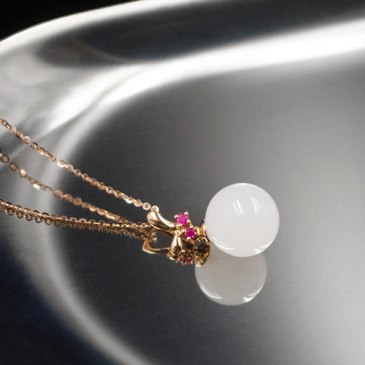 18K玫瑰金和田玉（白玉）镶红宝玉珠吊坠--花香蝶舞 /玉珠10mm 商品图2