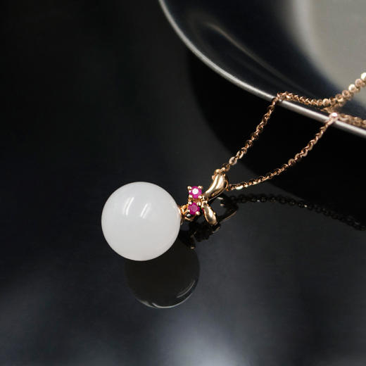 18k玫瑰金和田玉白玉镶红宝玉珠吊坠花香蝶舞玉珠10mm