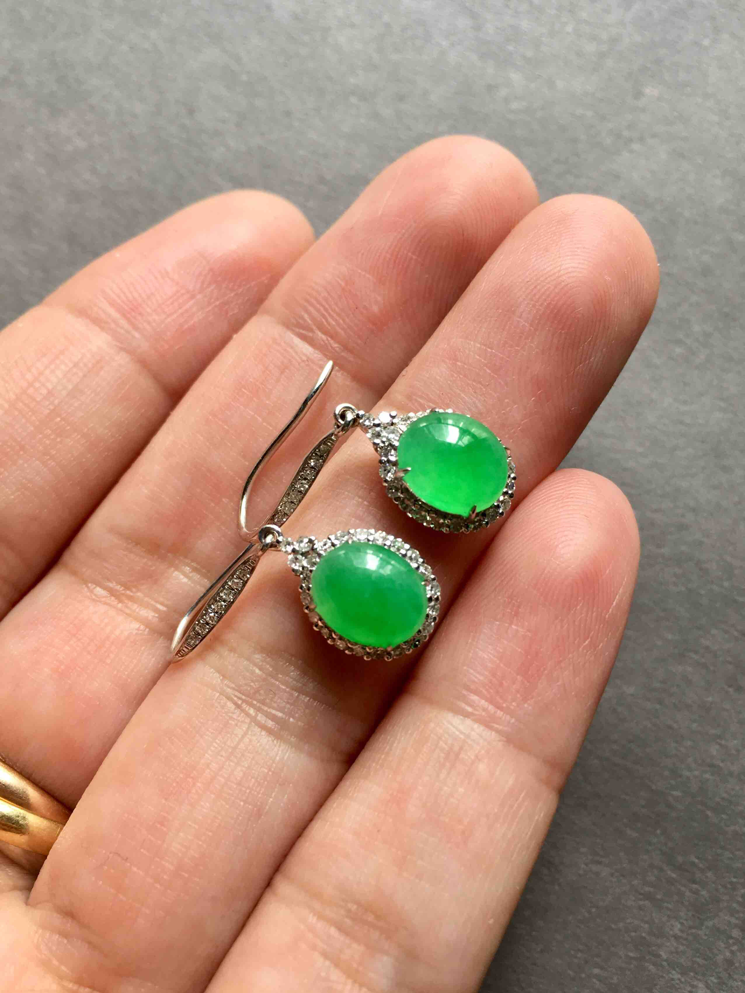 冰种阳绿翡翠蛋面耳坠18k白金钻石镶嵌