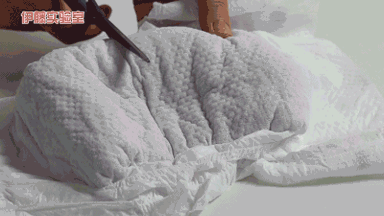 在纸尿裤中部任选一圈,到入液体,纸尿裤由中心向四周滑渗较少,说明其