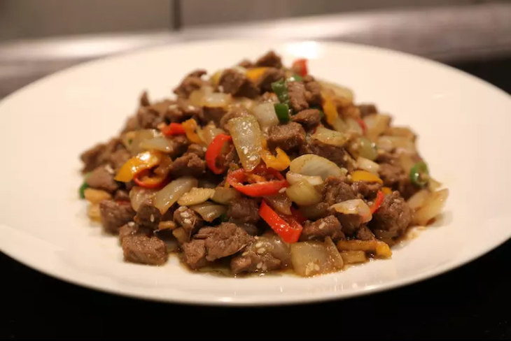 火龙果炒牛肉粒
