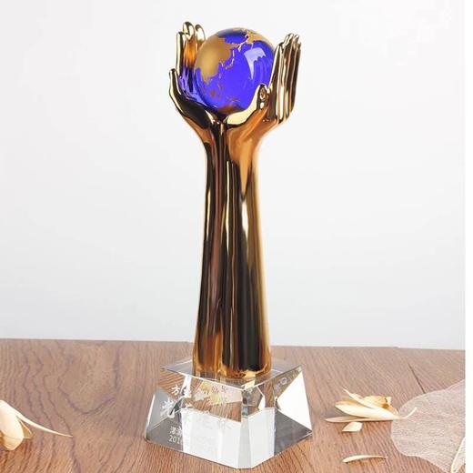 爱心奖杯 地球奖杯 树脂奖杯定制 创意纪念品 学校表彰奖品现货 商品图1