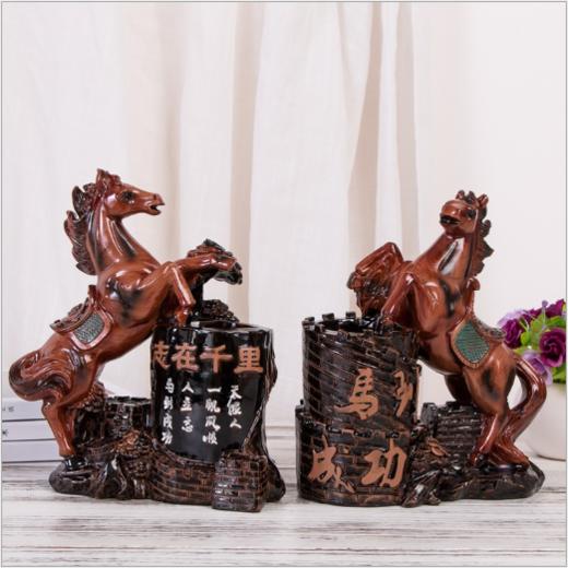 【办公室用品】。文具收纳笔筒摆件 办公室送老师领导商务工艺礼品生肖马笔筒 商品图1