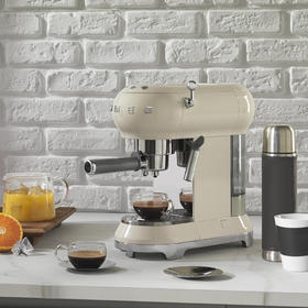 【始于颜值 忠于品质】意大利进口SMEG 咖啡机 ECF01 Espresso 可打奶泡半自动