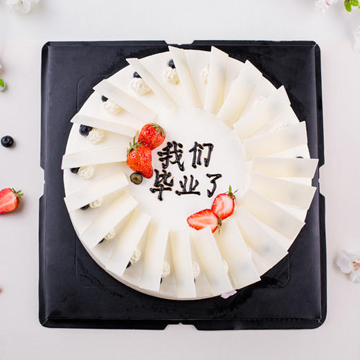 毕业仪式感致青春定制版名牌蛋糕
