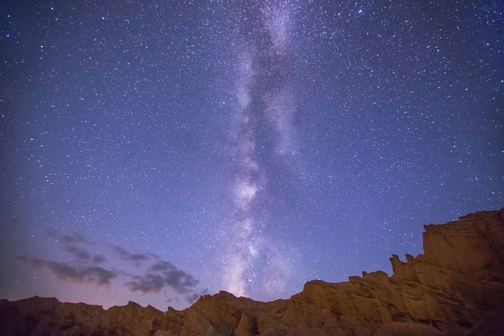 利用光譜儀判斷星體成分 揭秘你不知道的星空秘密 夏季大三角,漸漸