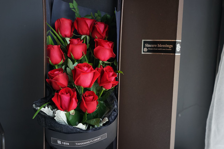 同城配送长方形礼盒玫瑰花束