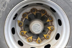 【文章】轮毂螺栓外挂小标志 轻松远离翻车危险