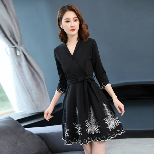 气质v领刺绣七分袖修身连衣裙货号do649