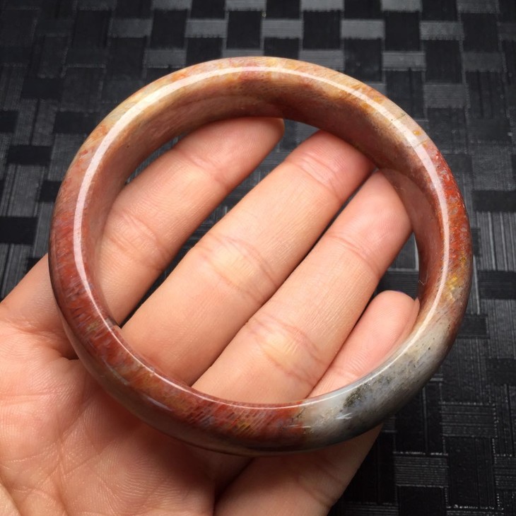 d48220珊瑚玉凤尾纹手镯