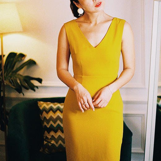 AtelierMissLu / Heloise 芥黄修身露背裙 商品图0