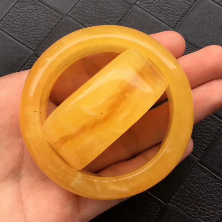55圈口满蜡鸡油黄手镯