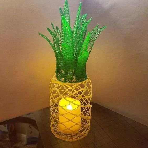 或者打印一个菠萝灯罩,放入蜡烛,就变成了一个可爱温馨的菠萝灯
