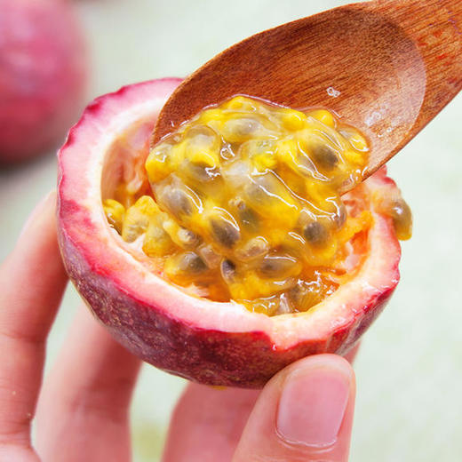 广西北流百香果酸爽多汁,颗粒饱满,香气袭人,富含维生素c,百香果蜂蜜