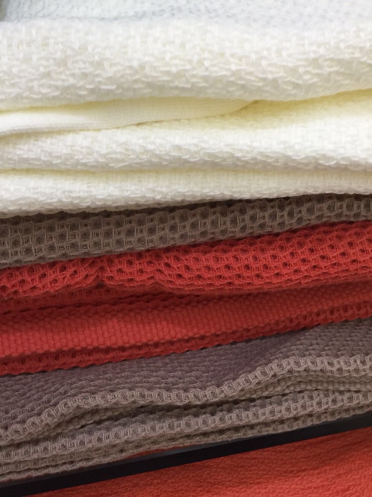 特价百色千艺生态棉浴巾尺寸70x140cm颜色随机发