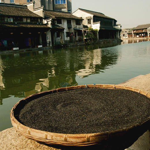 【好味美食 | 浔隐山纯黑芝麻粉200g*1/2瓶装】甄选原料层层筛选，颗颗饱满香味浓郁，小火慢焙炒熟，精细研磨成粉，即食或冲水服用，绵滑柔润好口感，加入蜂蜜、酸奶、砂糖等口感更佳哦 商品图3