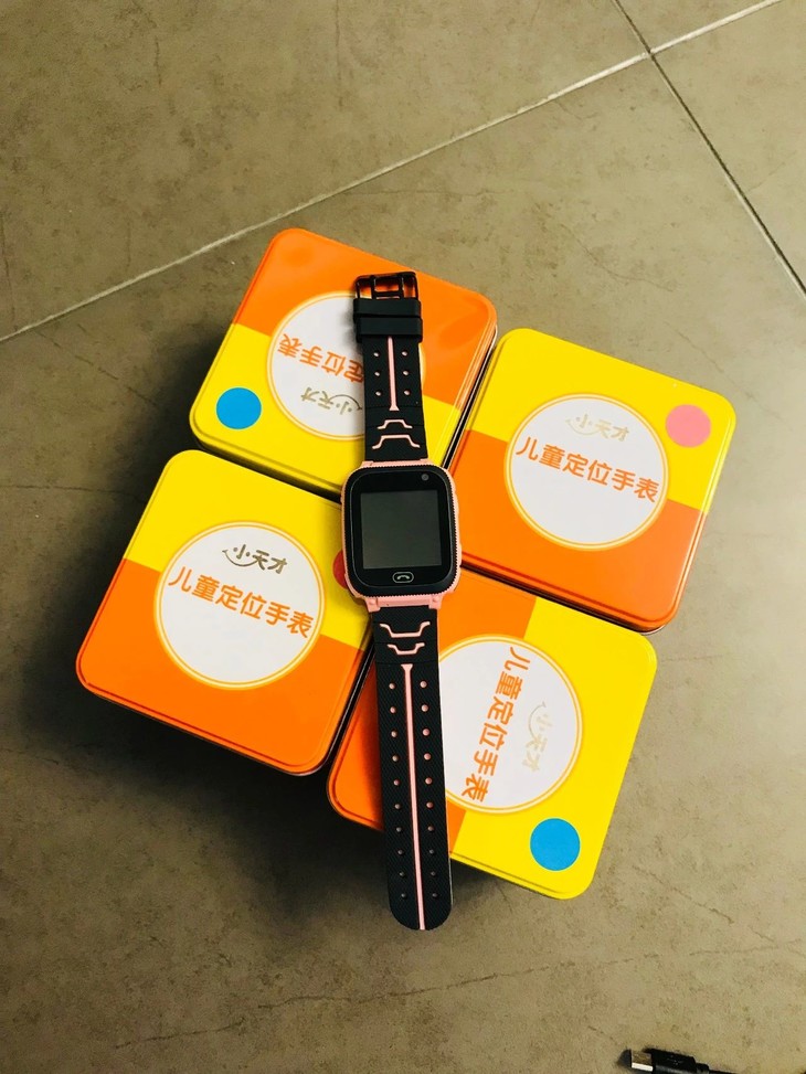 由于手表屏幕是液晶的,我们的图片均为手机实拍,特别说明:包装:小天才