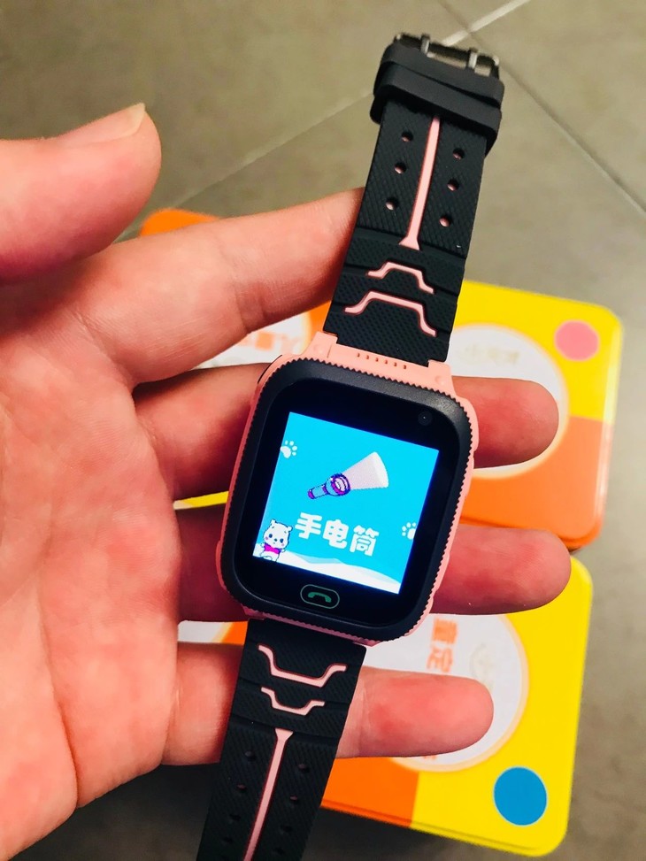 由于手表屏幕是液晶的,我们的图片均为手机实拍,特别说明:包装:小天才
