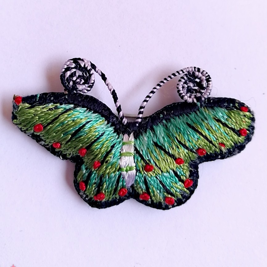 苗绣蝴蝶胸花