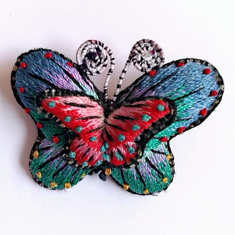 苗绣蝴蝶胸花
