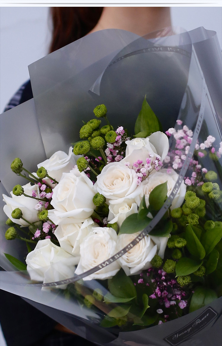 11朵白玫瑰满天星花束