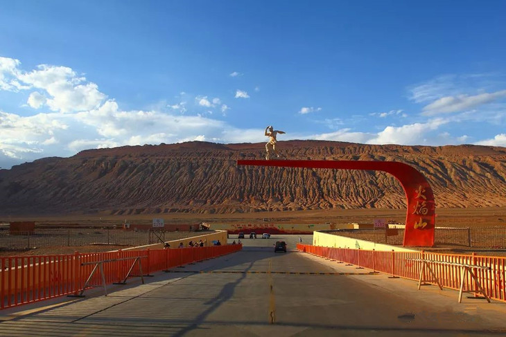 火焰山位于鄯善县,维吾尔语称"克孜勒塔格",意为"红山",山长100多公里