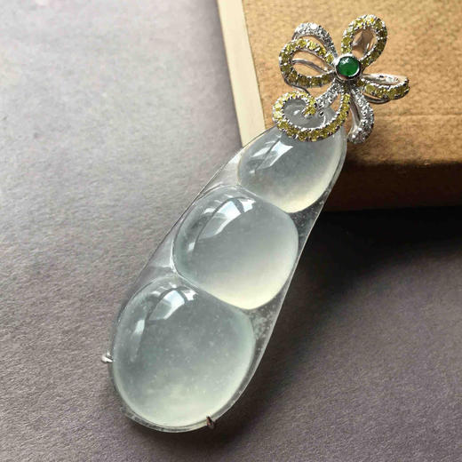 冰种翡翠巨大福豆18k白金钻石镶嵌 商品图0