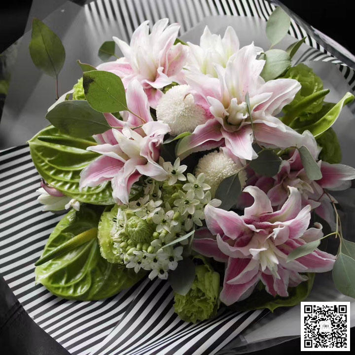 国兰花尚 11 醉月 花束 鲜花 粉百合 绿掌 乒乓菊 天鹅绒 羊仔洋桔梗 粉绿色系 圆形 白色包装