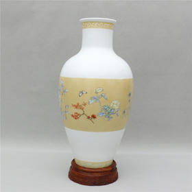 《富贵之花》白釉赭黄底粉彩长颈观音瓶