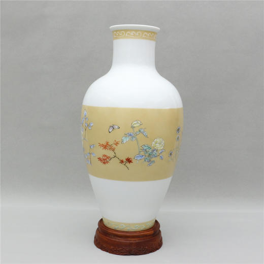 《富贵之花》白釉赭黄底粉彩长颈观音瓶 商品图0