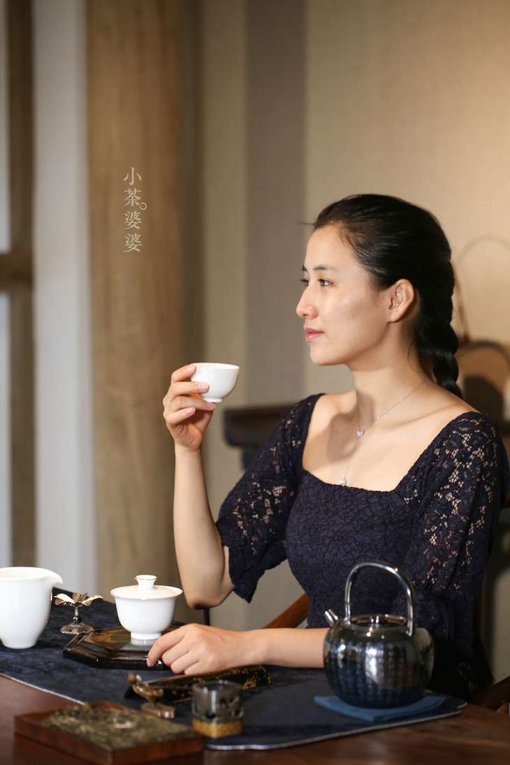 小茶婆婆2018落蝶古树普洱青砖