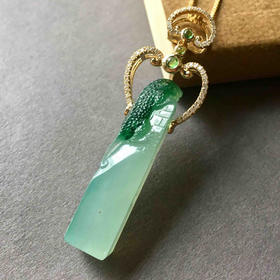 冰种阳绿俏色翡翠生生不息印章吊坠18k黄金钻石镶嵌