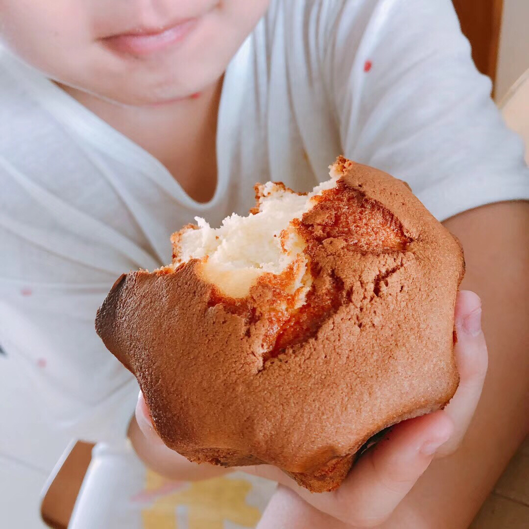 【鲁艺无水老蛋糕】始于公元1762年，非物质文化遗产好味道❗️老蛋糕配料小麦粉，鸡蛋，花生大豆油等传统式鸡蛋糕