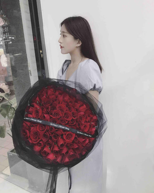 99朵黑纱红玫瑰花束 商品图1