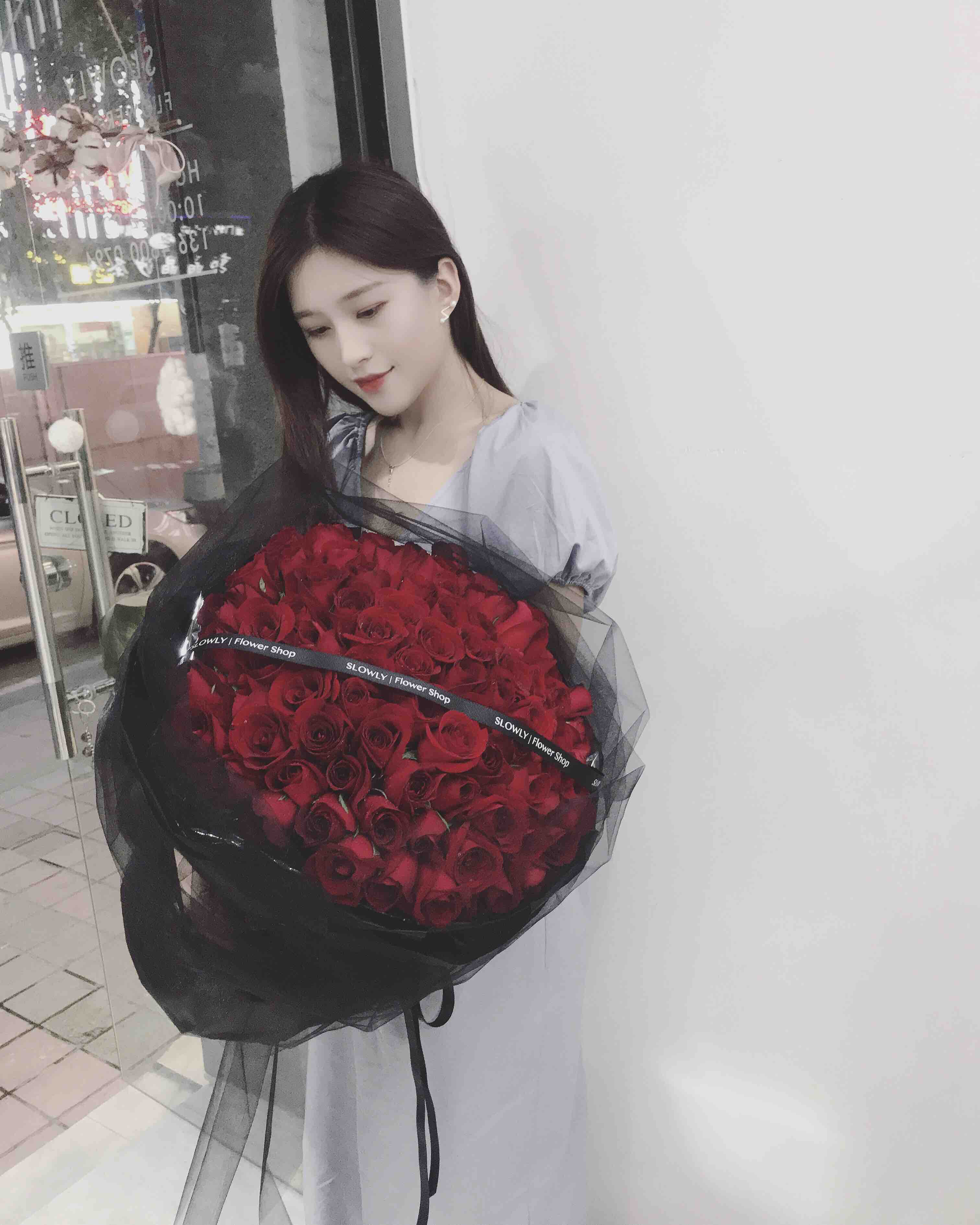 99朵黑纱红玫瑰花束