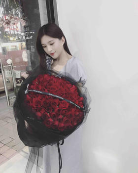 99朵黑纱红玫瑰花束