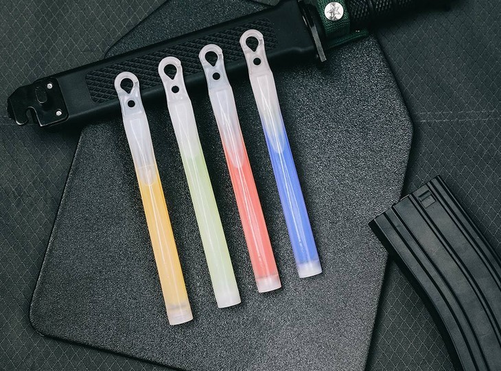 而且新款军用荧光棒基本呢不用担心保质期加厚的外壳可以保证不误触不