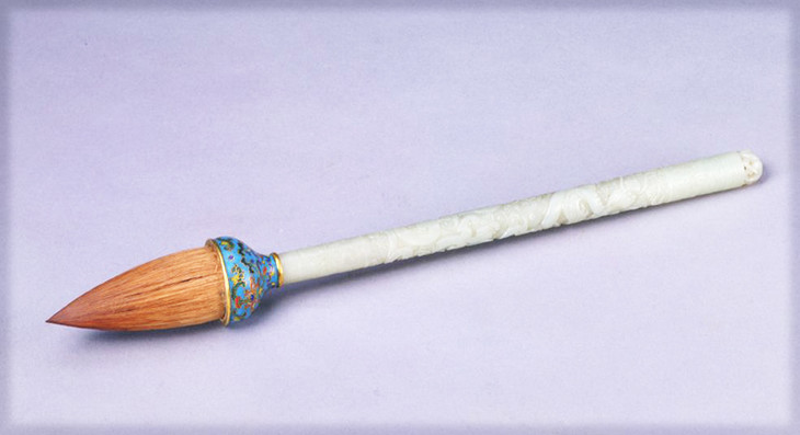 介绍了笔的来源,宫廷用笔概况以及古代毛笔的"缠纸法"等问题,论述